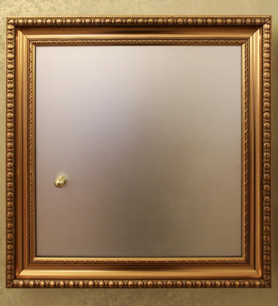 De veilige deur in de muur met een gouden frame — Stockfoto