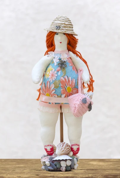 Handgjord docka knubbig kvinna i en baddräkt och en stråhatt på en — Stockfoto