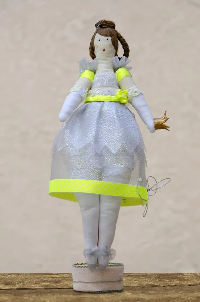 Bambola fatta a mano principessa paffuto con una corona nelle mani della st — Foto Stock