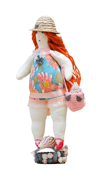 Muñeca hecha a mano mujer regordeta en un traje de baño y un sombrero de paja en un —  Fotos de Stock