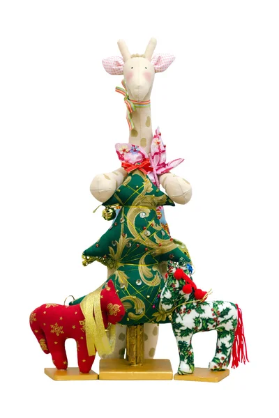 手工制作毛绒玩具孤立的新年树和长颈鹿和两个无源光网络 — 图库照片