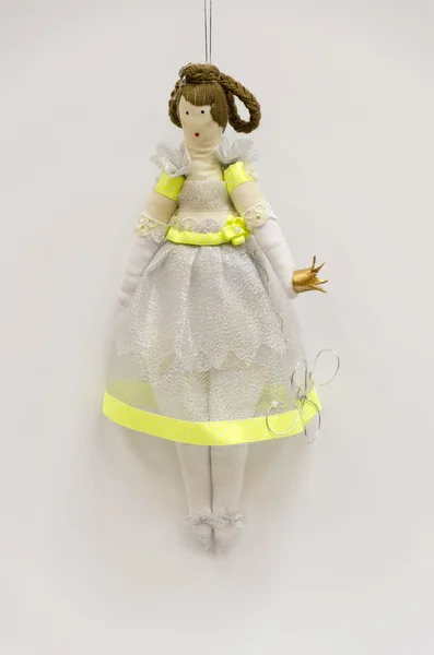Bambola fatta a mano principessa paffuto con una corona nelle mani su cavo — Foto Stock