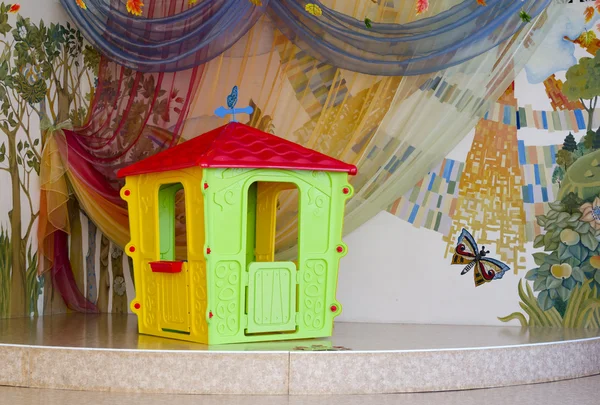 Isolated plastic children's playhouse on beautifully designed st — Stock Photo, Image