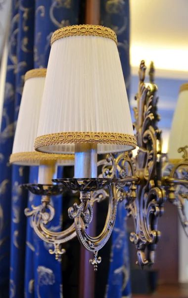 ミラー上の豪華なビンテージ スタイルの電気ランプ — ストック写真