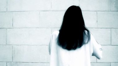 korku sahnesi korkunç bir kadın