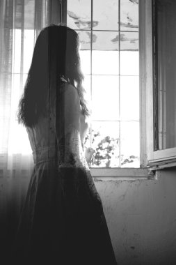 korku sahnesi korkunç bir kadın