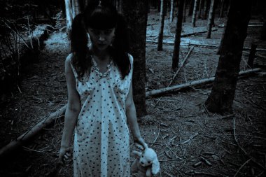 korku sahnesi korkunç bir kadın