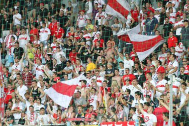 stadyumda futbol taraftarları kutlamak
