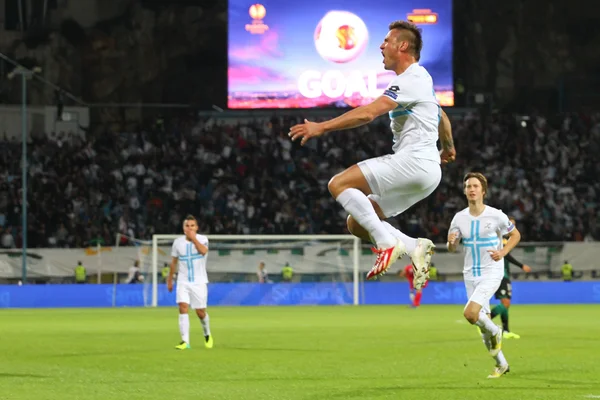 Bir skor futbol oyuncuları kutlamak — Stok fotoğraf