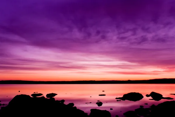 Pôr do sol roxo sobre a água do mar — Fotografia de Stock