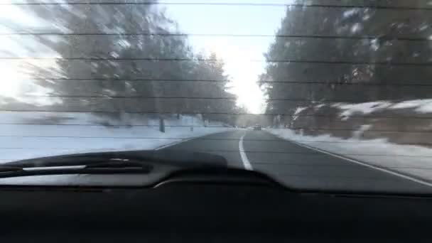 Viaje en coche en el camino de invierno — Vídeo de stock