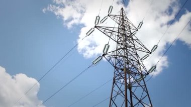 zaman atlamalı bulutlu gökyüzü üzerinde güç pilon Kulesi