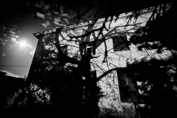 terk edilmiş eski rustik otel - korku film sahnesi