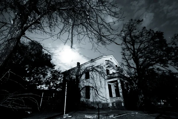 Antiguo hotel rústico abandonado - escena de horror — Foto de Stock