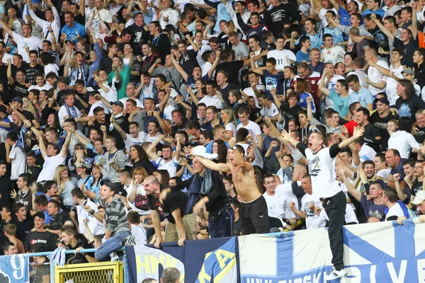 Fãs de futebol ou futebol comemorando no estádio — Fotografia de Stock