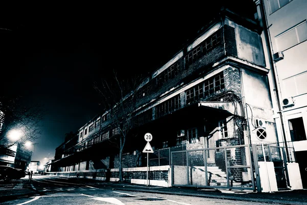 Una estrecha calle europea de noche en blanco y negro — Foto de Stock