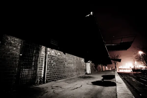 Una estrecha calle europea de noche en blanco y negro Imagen De Stock