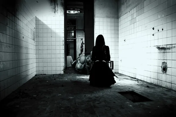 Escena de horror de una mujer aterradora — Foto de Stock