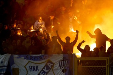 Futbol hayranları ile stadyum meşaleler yanıyor