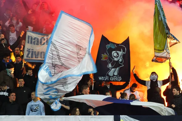 Fans de football avec allumer les torches au stade — Photo