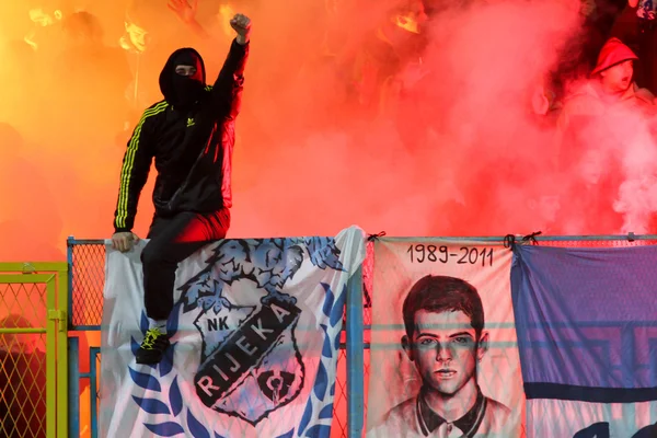 Voetbalfans met alicht fakkels in het stadium van de — Stockfoto