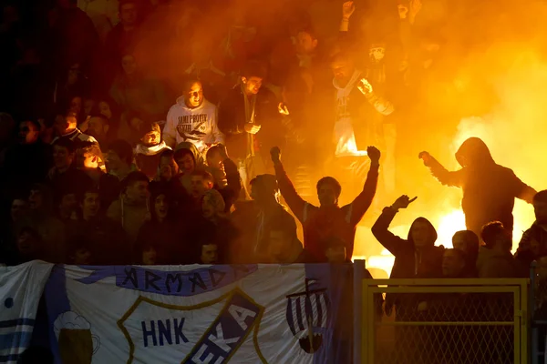 Fußballfans mit brennenden Fackeln im Stadion — Stockfoto