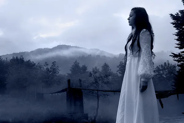 Mulher misteriosa em vestido branco horror — Fotografia de Stock