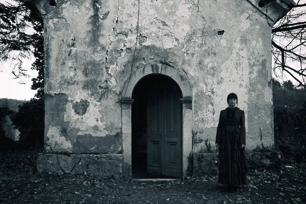 Τρομακτική Σκηνή Ανατριχιαστικής Γυναίκας Σκούρο Φόρεμα — Φωτογραφία Αρχείου