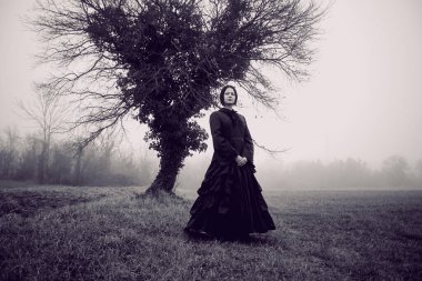 korku sahnesi korkunç bir kadın