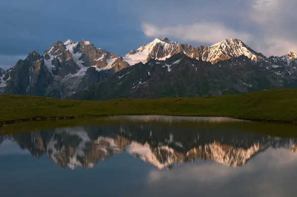 Hory a jezero — Stock fotografie