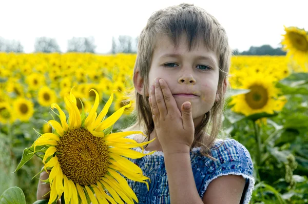 Fille avec tournesol — Photo