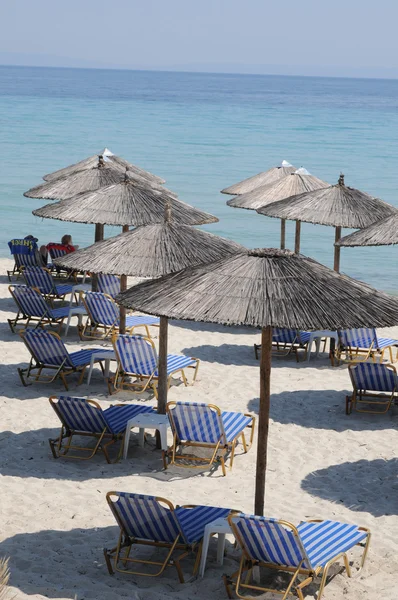 Sun loungers on the beach — Stock Photo, Image