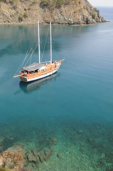 Yacht in the bay — Stock Photo, Image