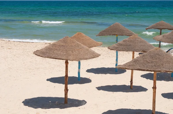 Parasols op het strand — Stockfoto