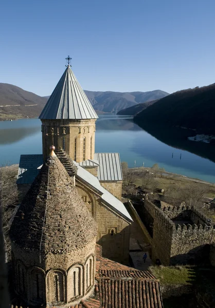 Georgische burg ananuri und bergszene — Stockfoto