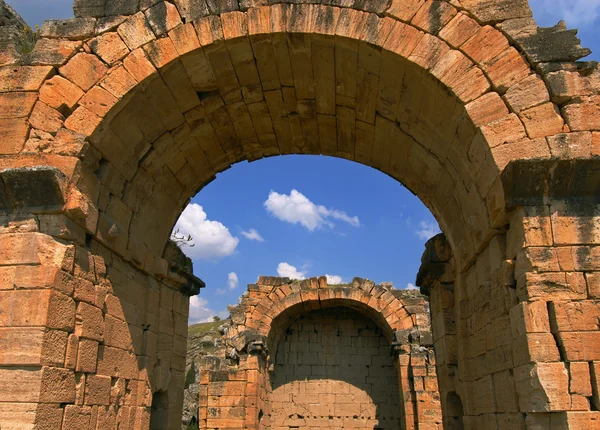 古代ヒエラポリス - パムッカレstarověké hierapolis - pamukkale — ストック写真