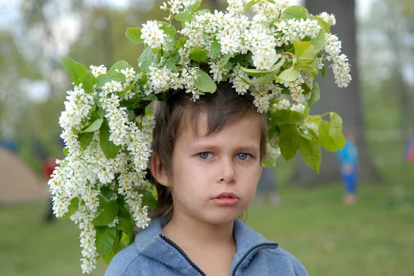 Meisje met chaplet van glanzende zwarte chokecherry — Stockfoto