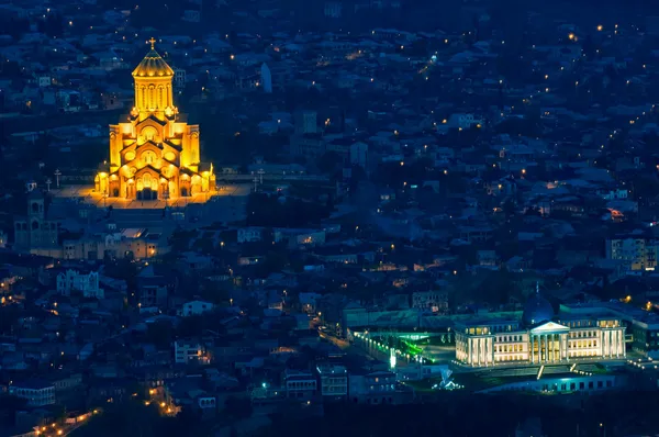 Cathédrale Sainte-Trinité de Tbilissi la nuit Photo De Stock