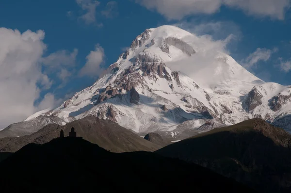 Majestueux Mont Kazbek - le point de repère de la Géorgie — Photo