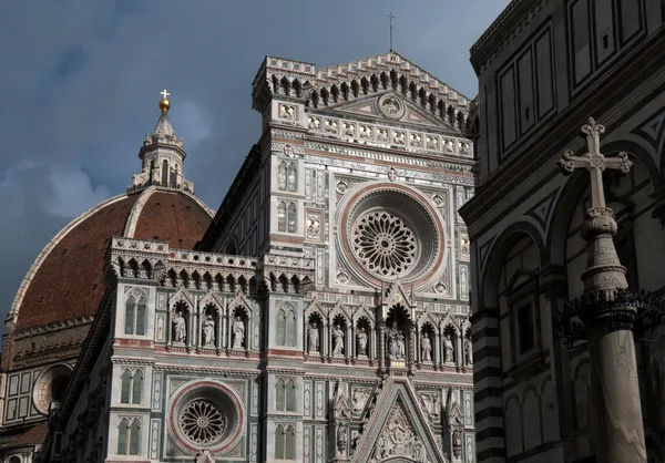 Basiliek van Sint Maria van de bloem-florence — Stockfoto