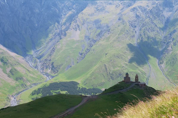 Gergeti Τριάδα εκκλησίας και το Καύκασο βουνά, γεωργία — Φωτογραφία Αρχείου