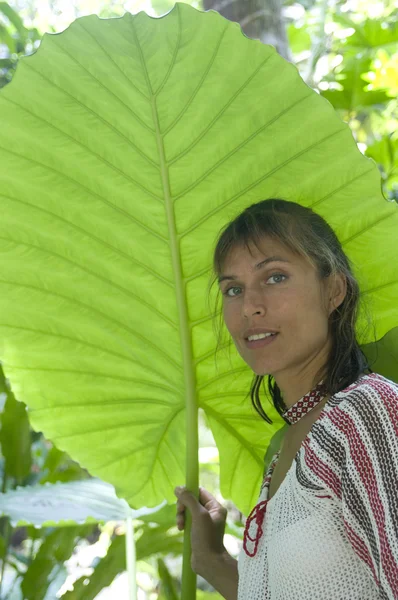 Mulher em trópico — Fotografia de Stock