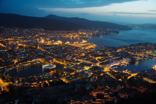 Bergen - nacht weergave — Stockfoto