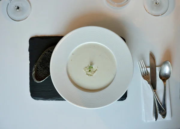 Zupa biały i czarny chleb — Zdjęcie stockowe