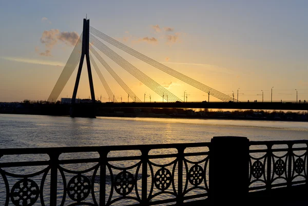 Moderne brug bij zonsondergang — Stockfoto