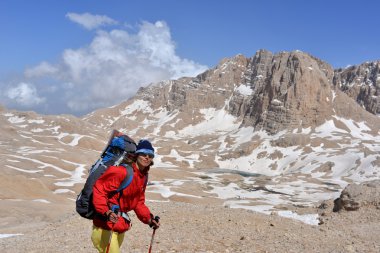 Dağlarda turist