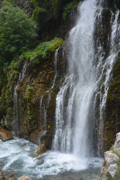 Wasserfall zwischen grünem Laub — Stockfoto