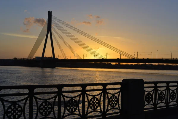Moderne brug bij zonsondergang - riga — Stockfoto