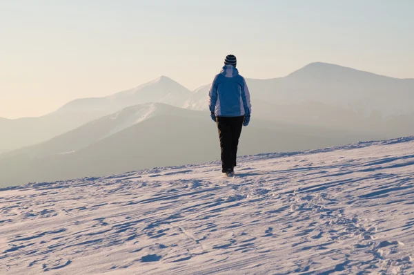 Téli séta a hegyekben — Stock Fotó