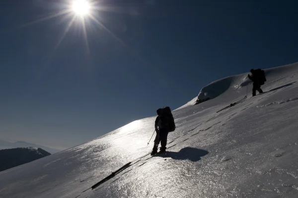 Extreme tourism in winter mountains — Stock Photo, Image